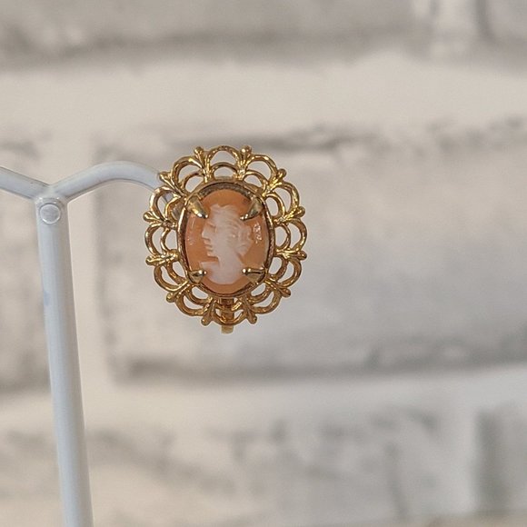 Vintage Carved Cameo Earrings Gold Tone Screw Back - Picture 2 of 8